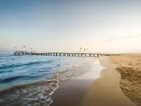 Piaszczysta plaża i molo w Sentido Turan Prince