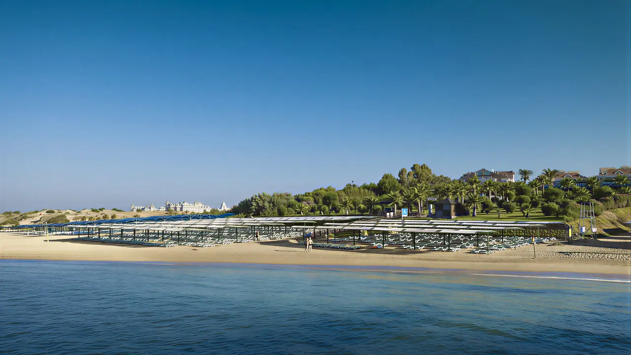 Plaża z leżakami w Sentido Turan Prince