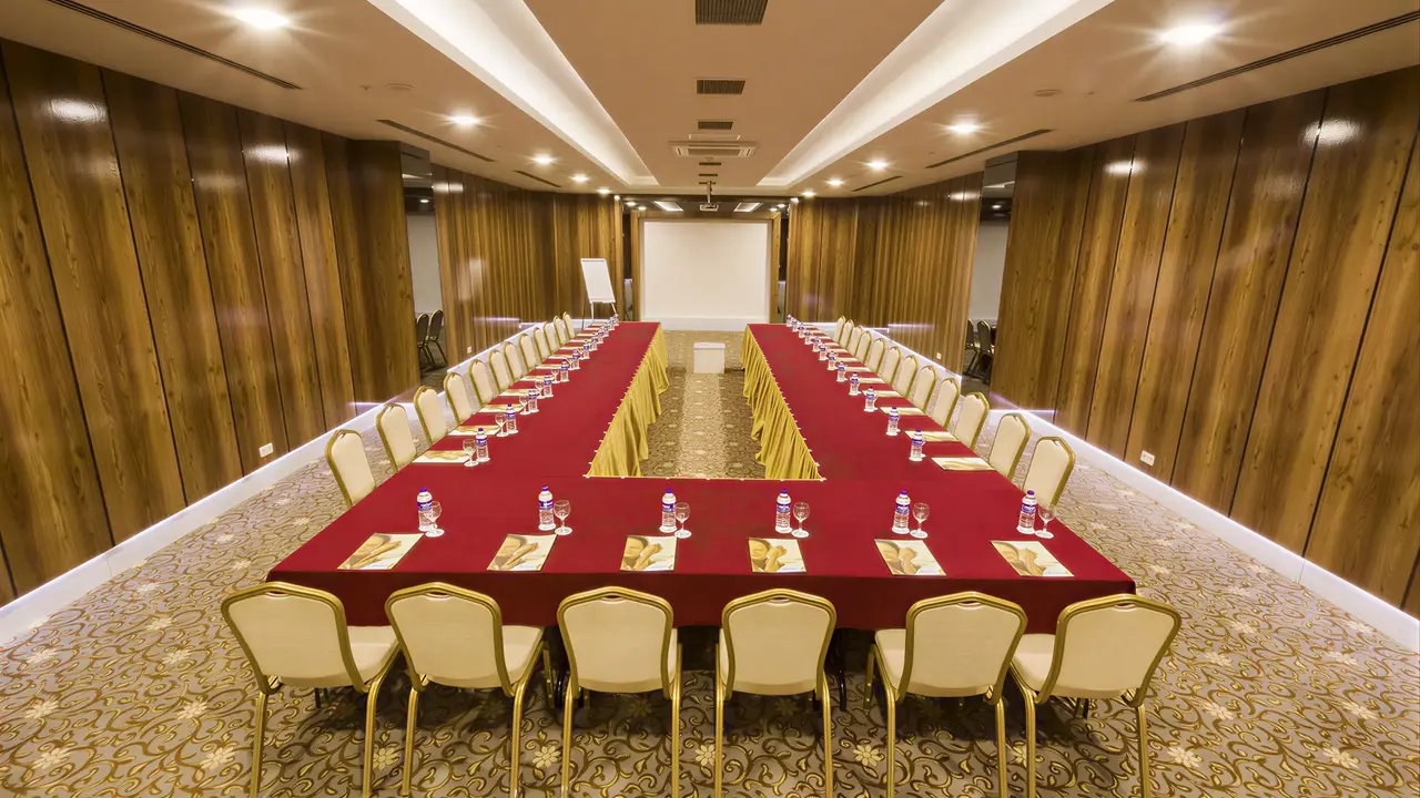 Sala konferencyjna w Sentido Turan Prince z czerwonymi stołami