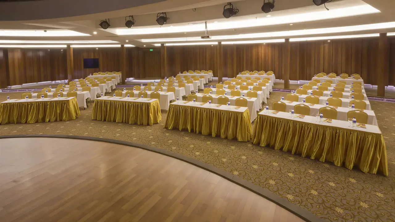 Sala konferencyjna w Sentido Turan Prince z żółtymi obrusami