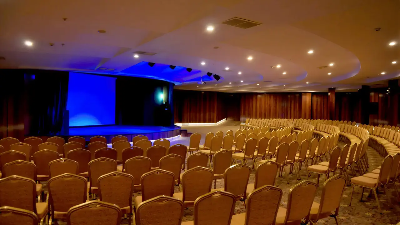 Sala kinowa z ekranem w Sentido Turan Prince