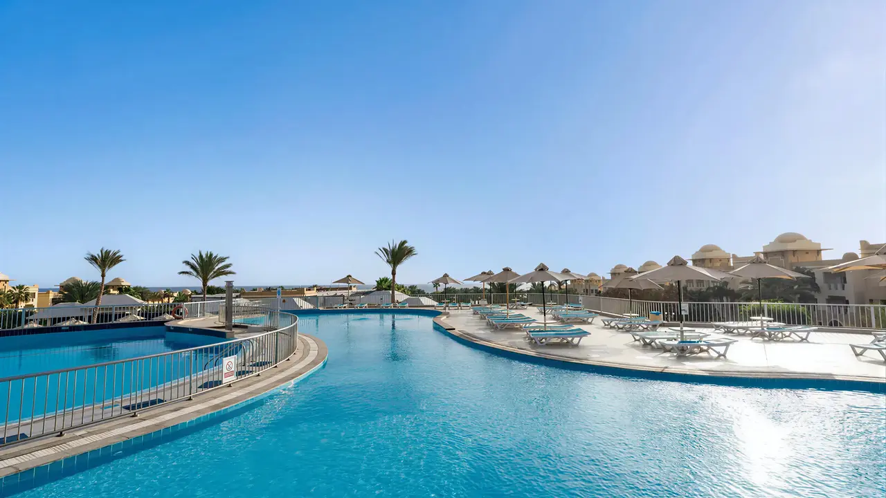 Basen z leżakami w Serenity Alpha Beach