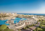 Widok na kompleks Serenity Alpha Beach z basenami