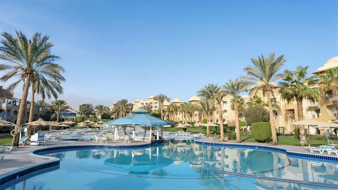 Basen w hotelu Serenity Alpha Beach z leżakami