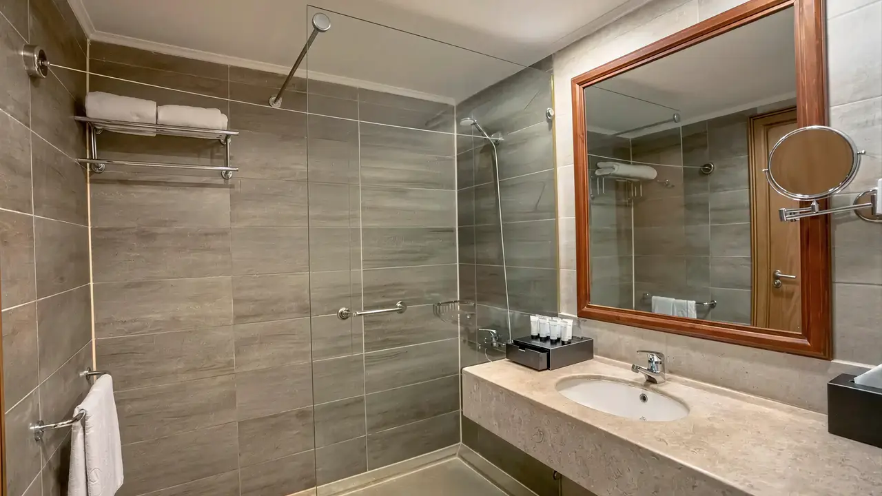 Łazienka w hotelu Serenity Alpha Beach z prysznicem