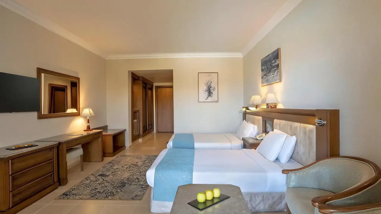 Wnętrze pokoju z łóżkami w Serenity Alpha Beach