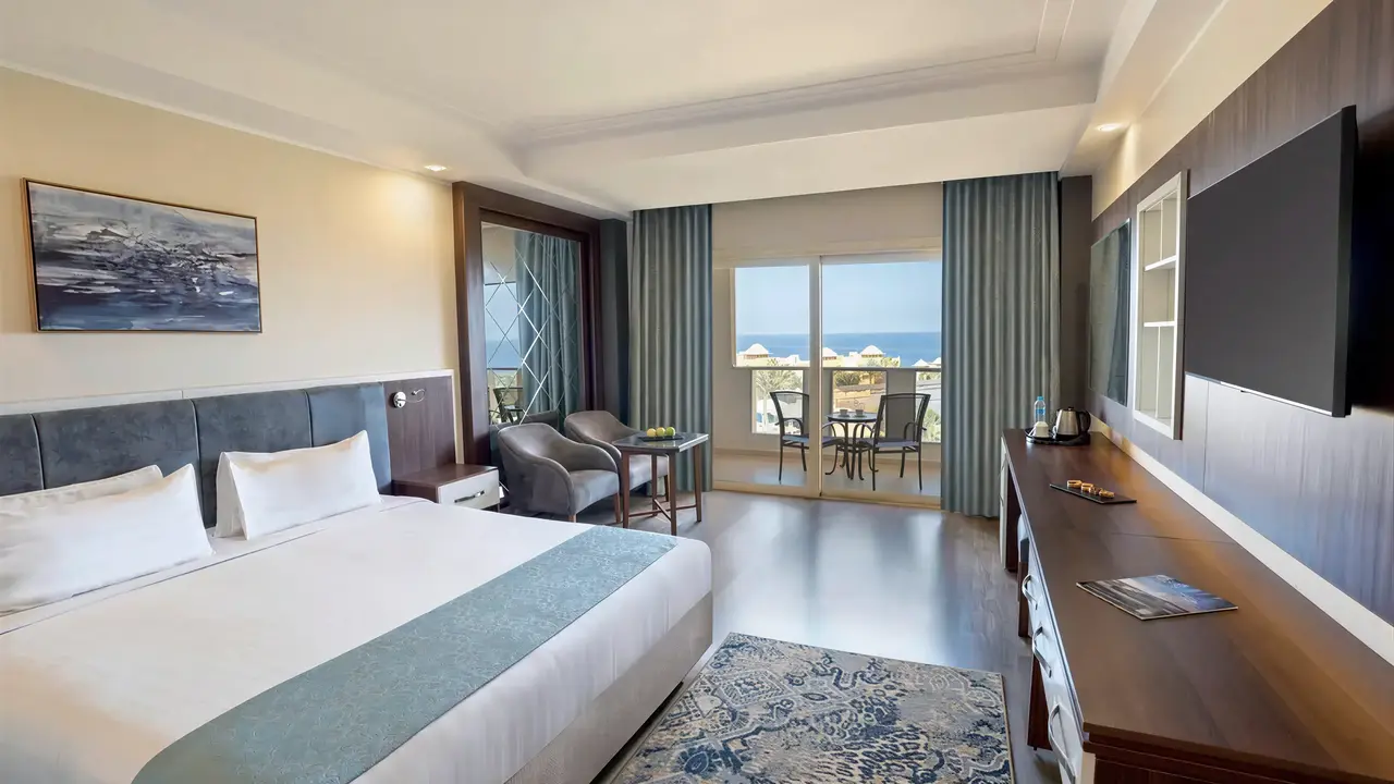 Sypialnia z widokiem na morze w Serenity Alpha Beach