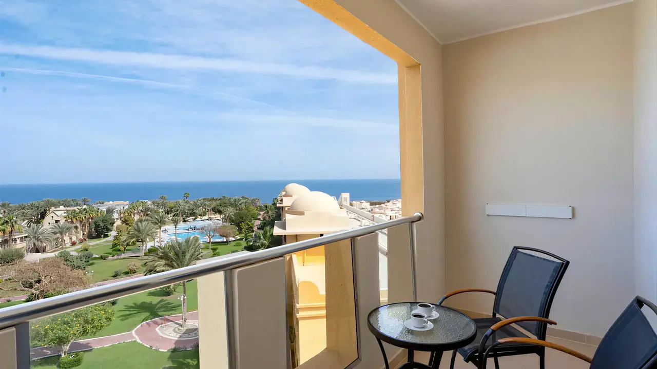 Balkon z widokiem na ogród w Serenity Alpha Beach