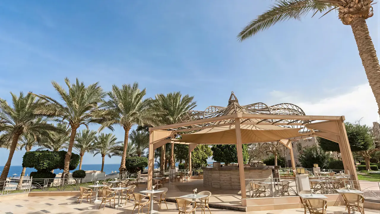 Stolik i krzesła w restauracji Serenity Alpha Beach