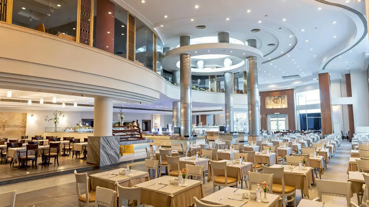 Restauracja z nakrytymi stołami w Serenity Alpha Beach