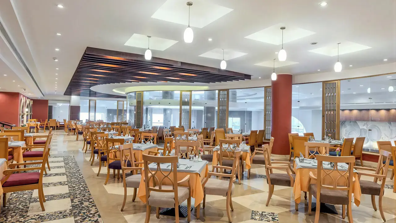 Restauracja w Serenity Alpha Beach z ustawionymi stolikami