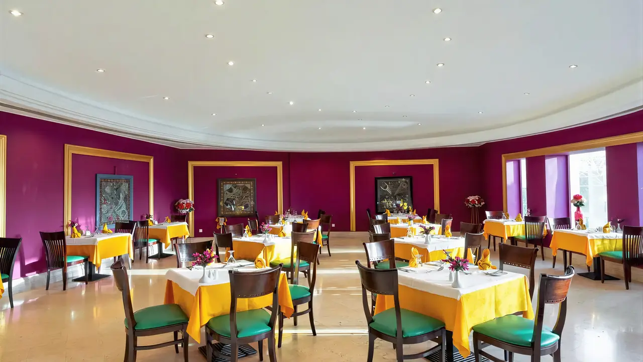 Restauracja w hotelu Serenity Alpha Beach z żółtymi obrusami