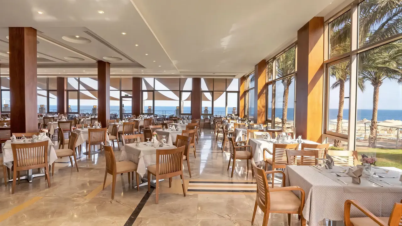 Elegancka restauracja w Serenity Alpha Beach z widokiem na morze