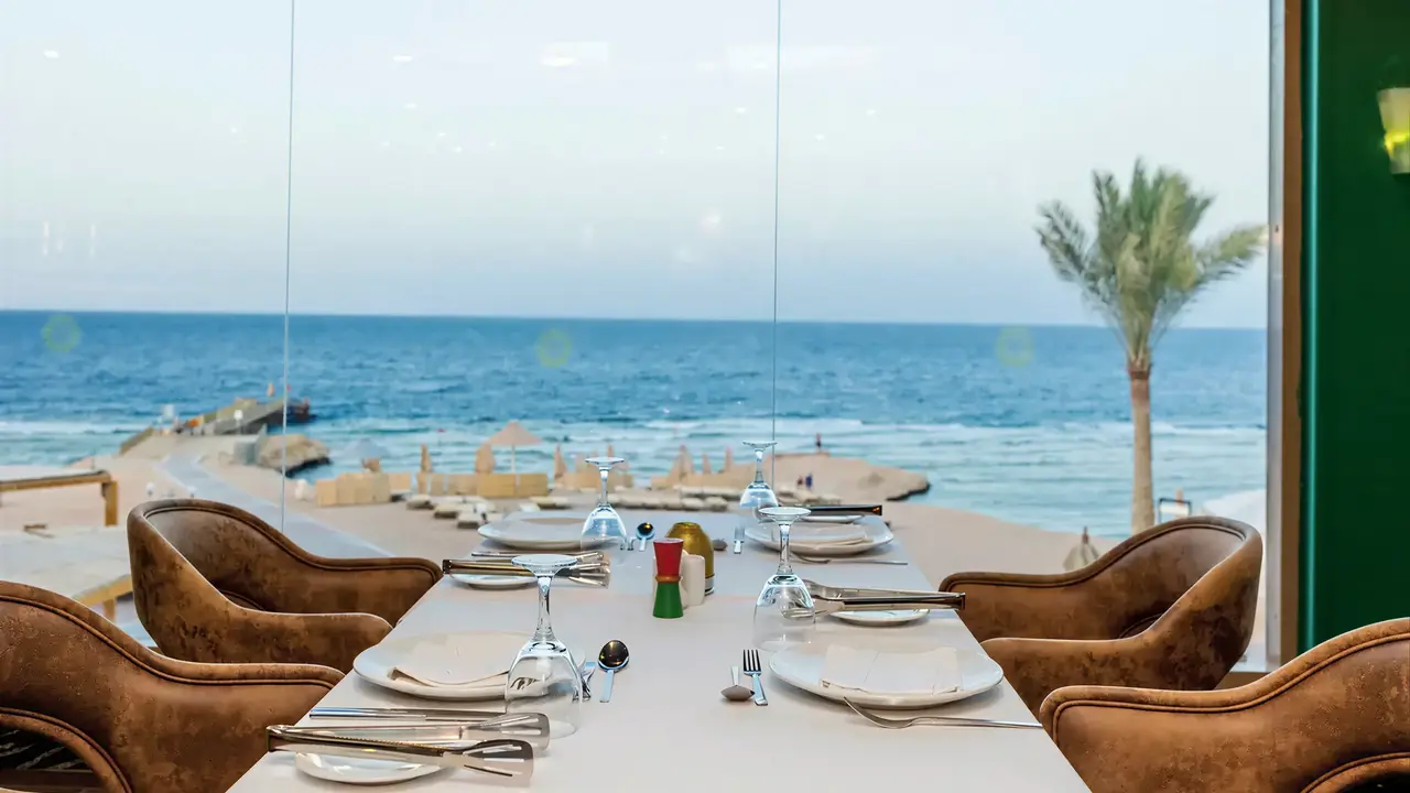Stół w restauracji Serenity Alpha Beach z widokiem na morze