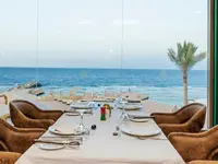 Stół w restauracji Serenity Alpha Beach z widokiem na morze