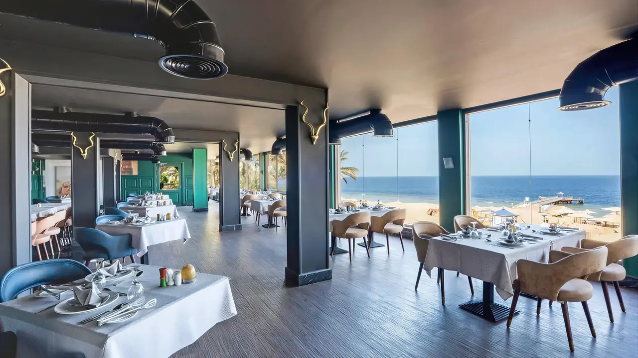 Restauracja w Serenity Alpha Beach z widokiem na morze