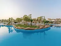 Widok na kompleks basenów w Serenity Alpha Beach