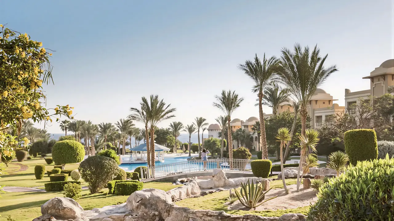 Widok na kompleks hotelowy Serenity Alpha Beach z ogrodami