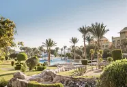 Widok na kompleks hotelowy Serenity Alpha Beach z ogrodami