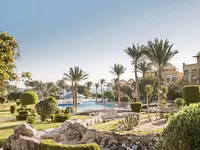 Widok na kompleks hotelowy Serenity Alpha Beach z ogrodami