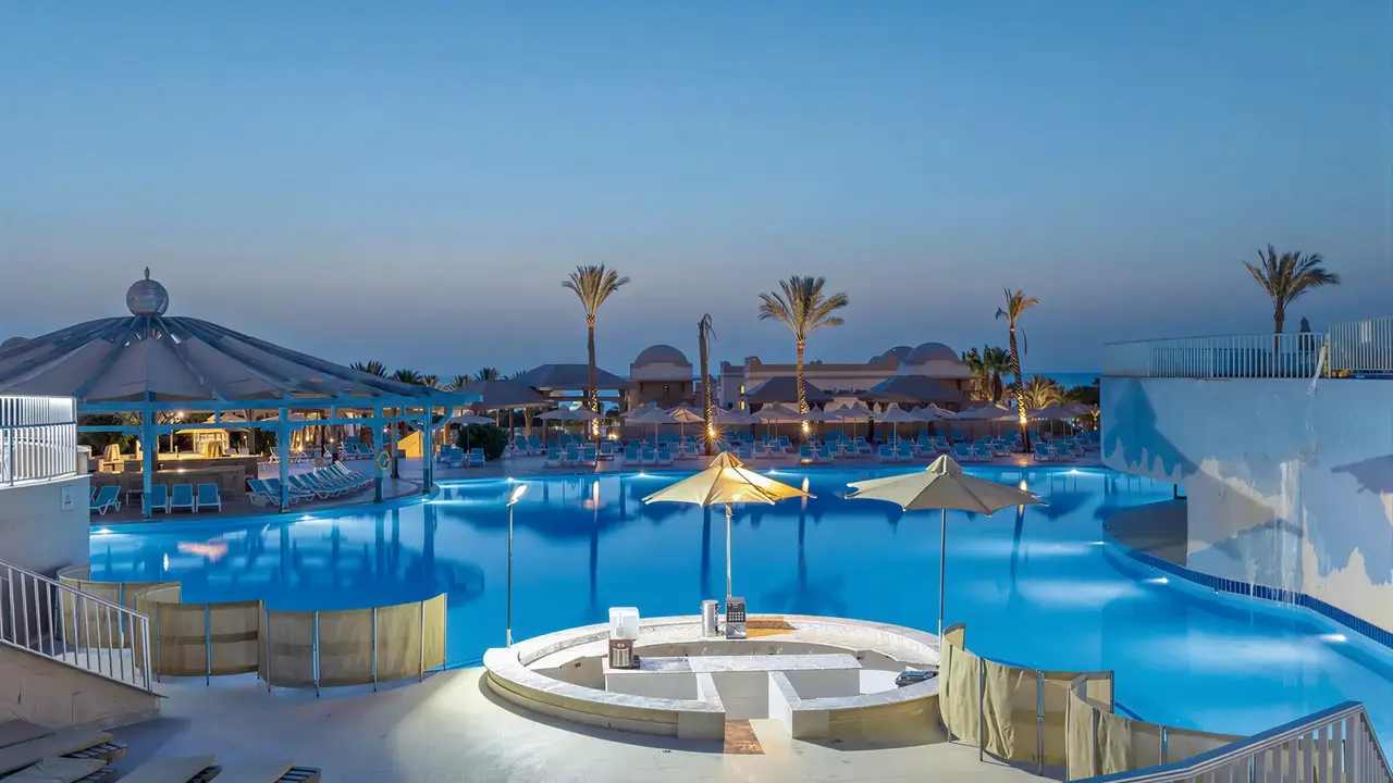 Basen z leżakami w hotelu Serenity Alpha Beach