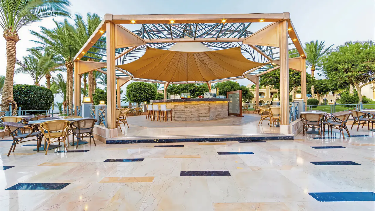 Bar zewnętrzny w Serenity Alpha Beach z wysokimi hokerami