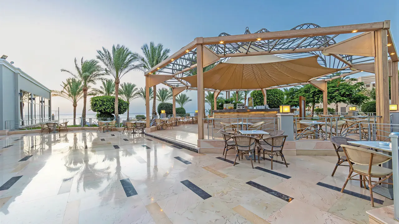 Elegancki bar zewnętrzny w Serenity Alpha Beach