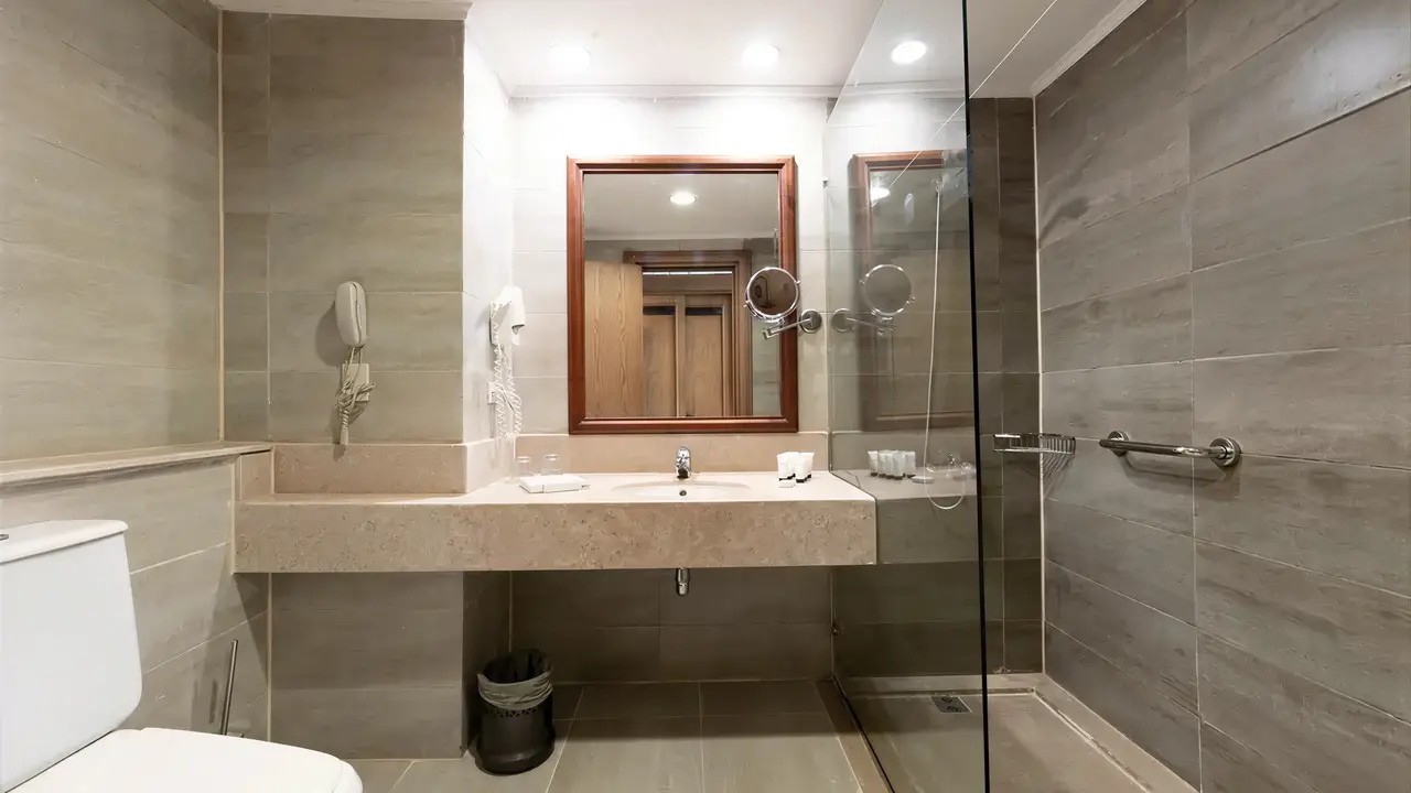 Łazienka w hotelu Serenity Alpha Beach