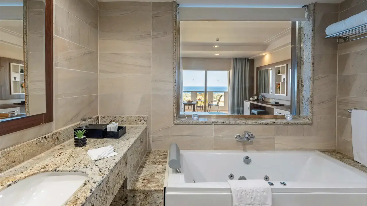 Łazienka z wanną w hotelu Serenity Alpha Beach