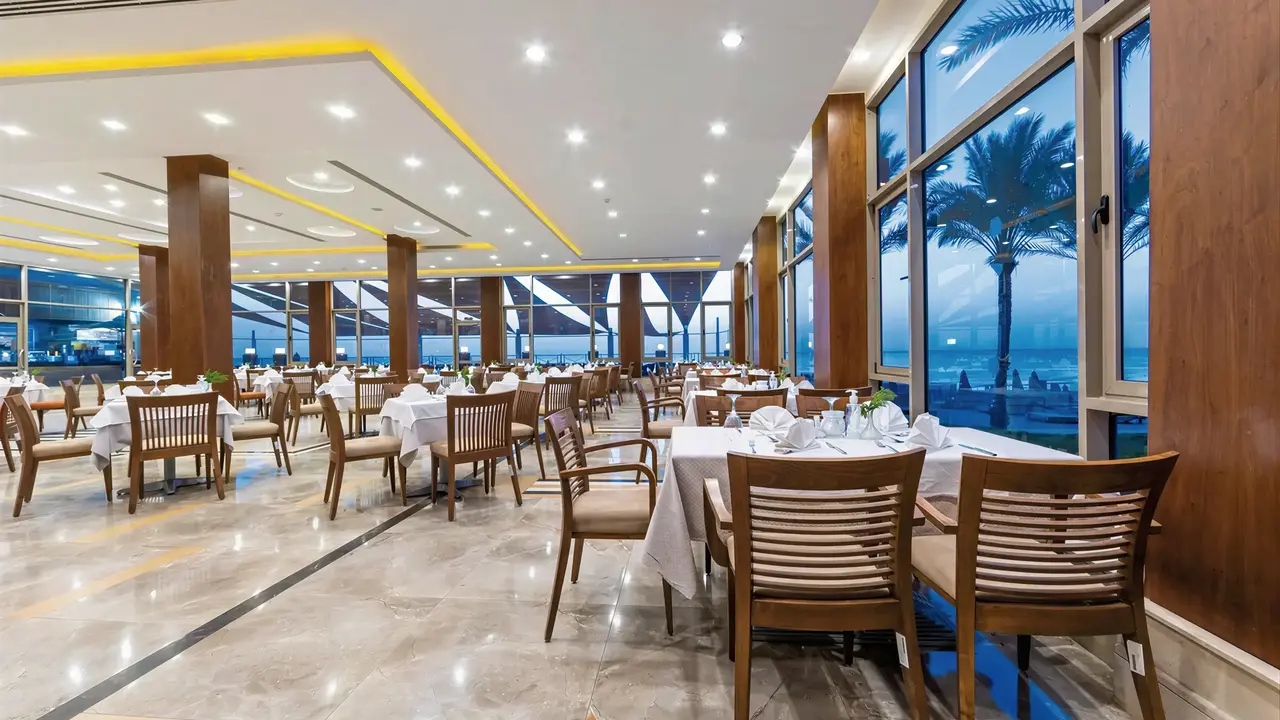 Restauracja z nakrytymi stołami w Serenity Alpha Beach
