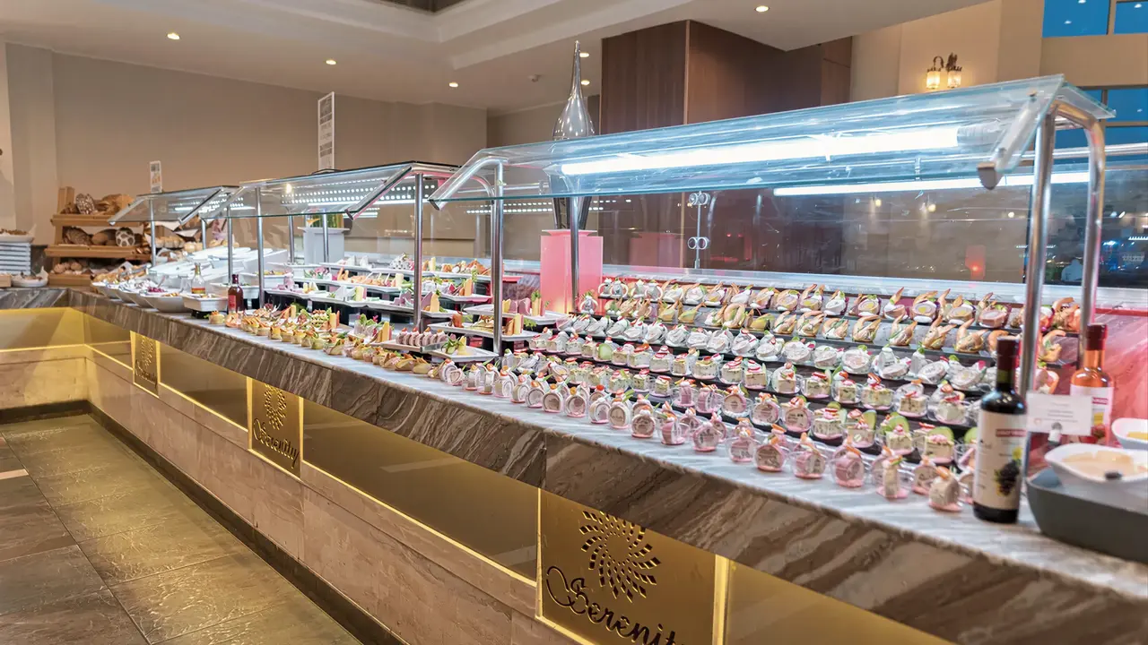 Bufet z deserami w hotelu Serenity Alpha Beach
