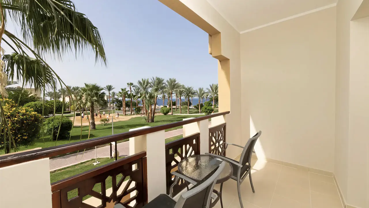 Balkon z widokiem na ogród w Serenity Alpha Beach