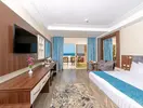 Nowoczesny pokój z łóżkiem w Serenity Alpha Beach