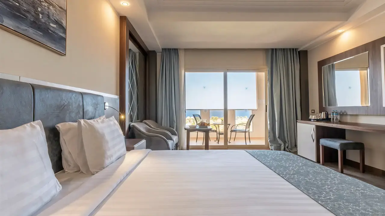 Sypialnia z widokiem na balkon w Serenity Alpha Beach