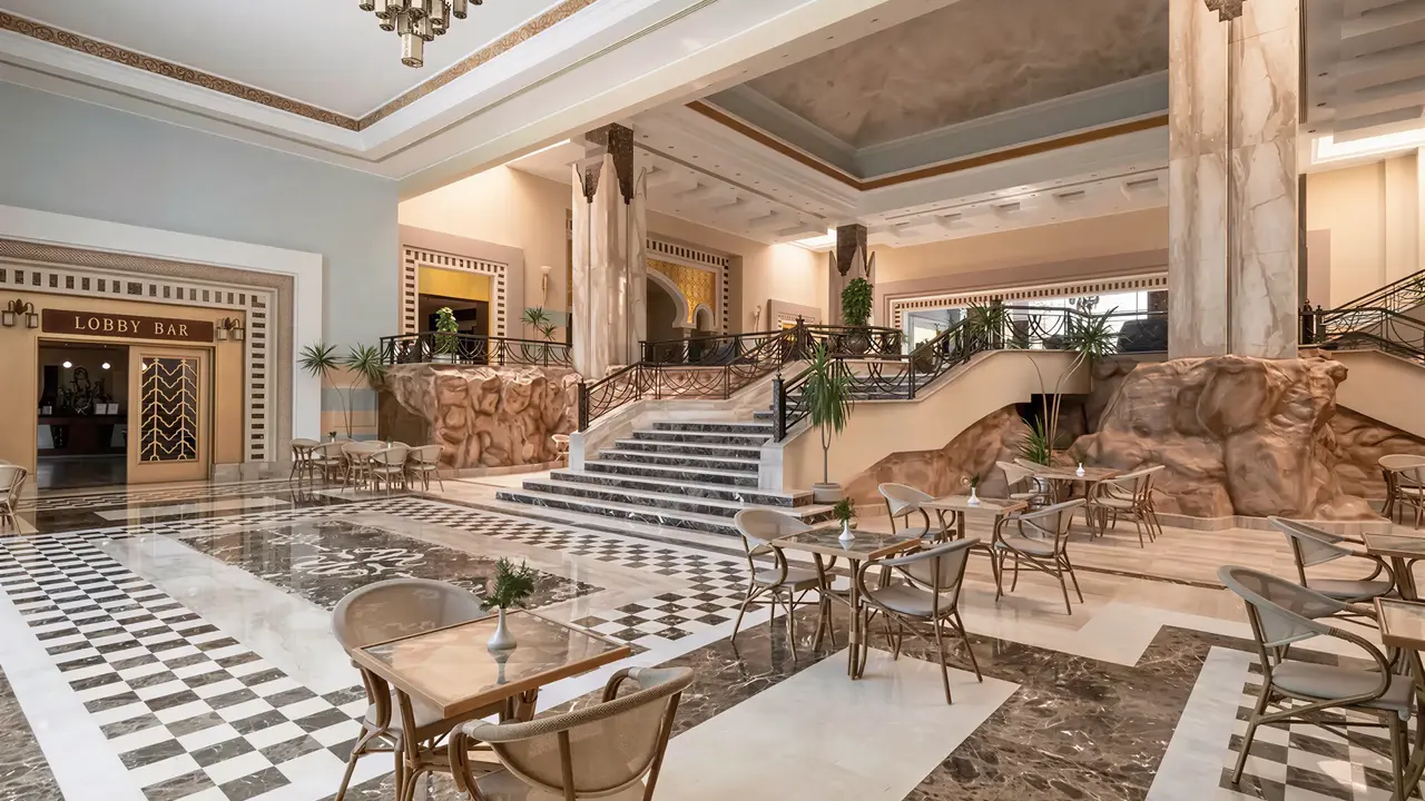 Eleganckie wnętrze lobby w Serenity Alpha Beach