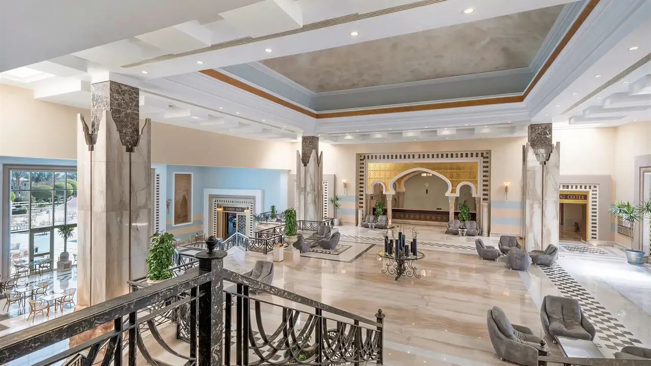 Wnętrze eleganckiego lobby w Serenity Alpha Beach