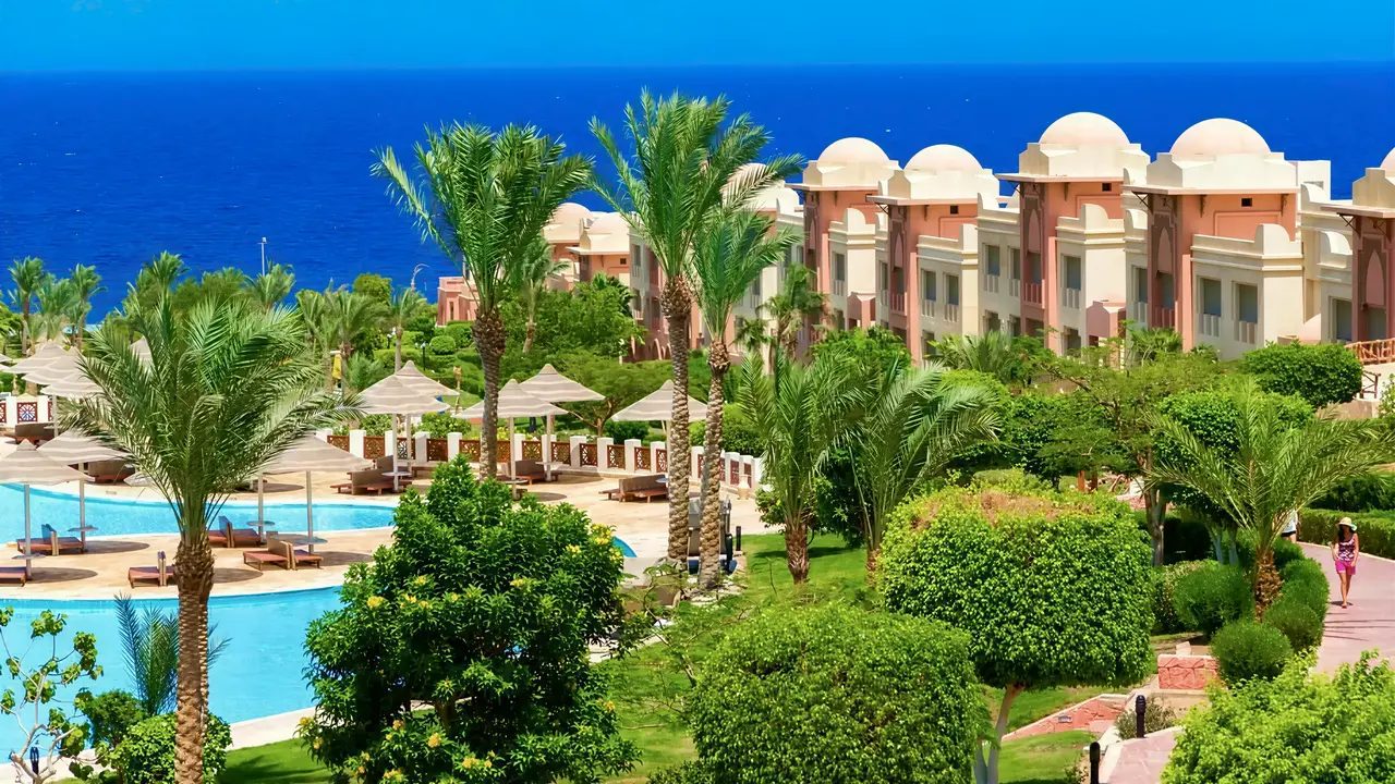 Widok na kompleks Serenity Alpha Beach z basenami i palmami