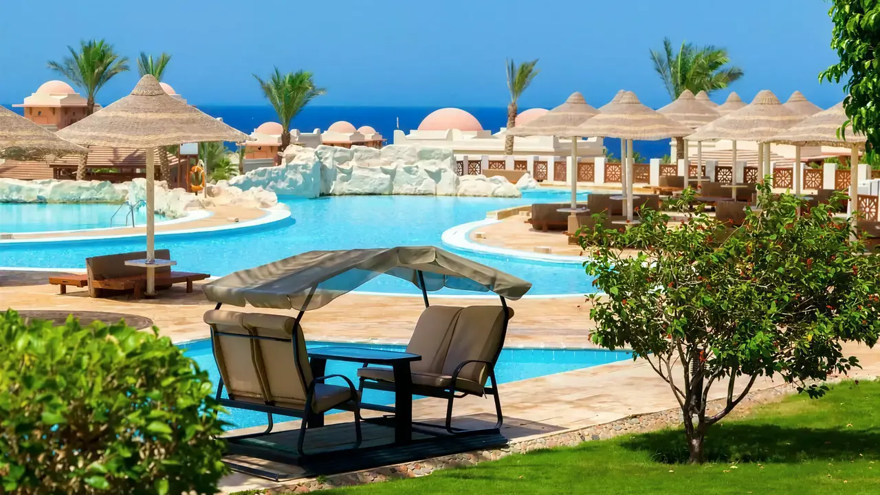 Basen z leżakami w hotelu Serenity Alpha Beach