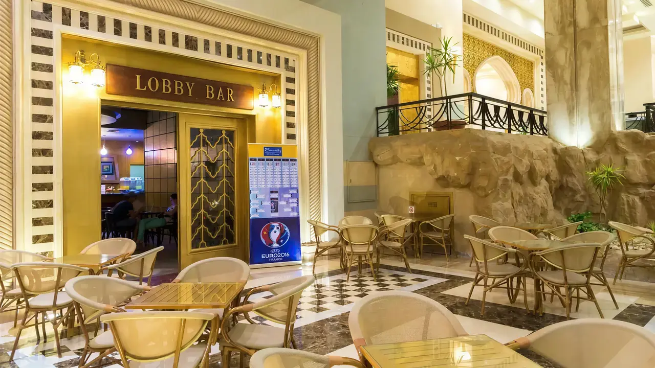 Lobby Bar w hotelu Serenity Alpha Beach