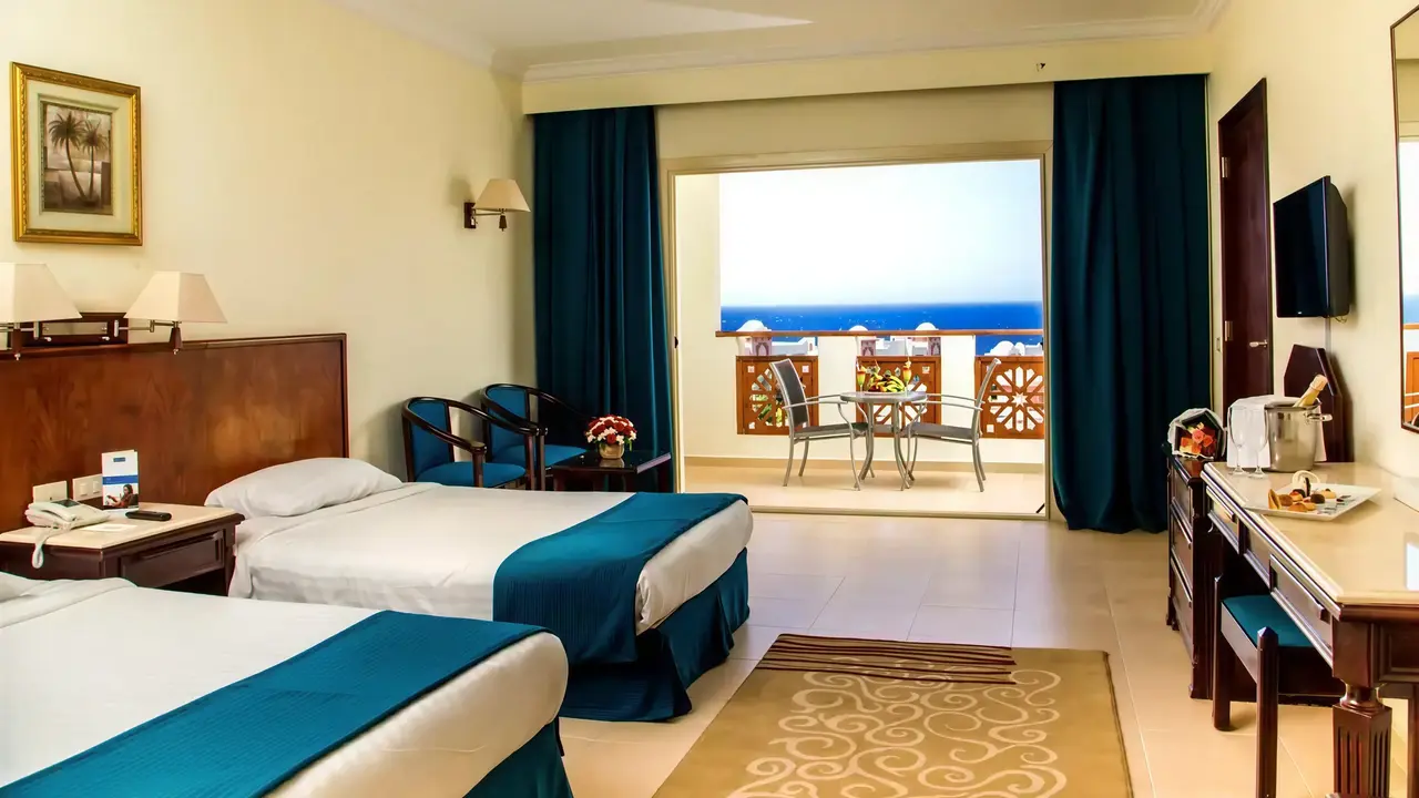 Pokój z łóżkami i balkonem w Serenity Alpha Beach