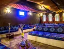 Wnętrze strefy rekreacyjnej z shishami w Serenity Alpha Beach