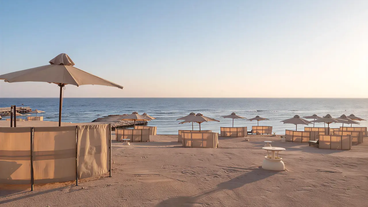 Plaża z parasolami w Serenity Alpha Beach
