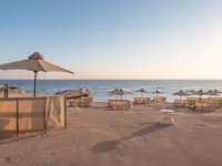 Plaża z parasolami w Serenity Alpha Beach