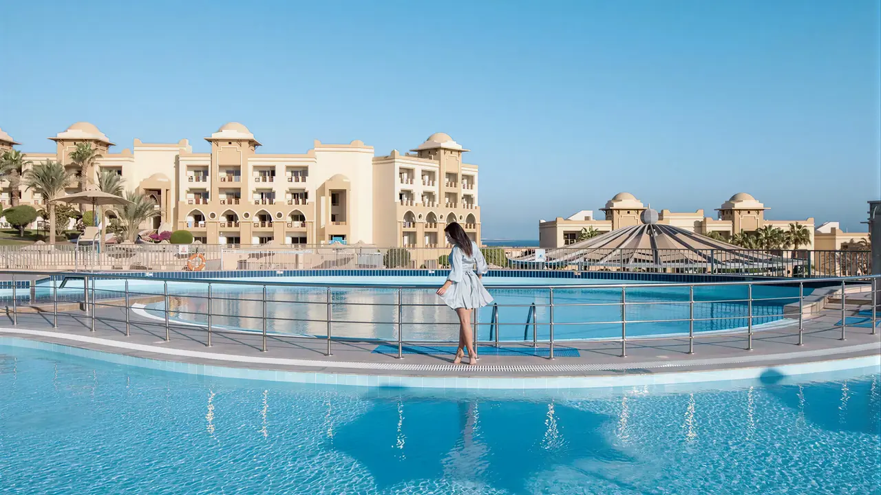 Basen w obiekcie Serenity Alpha Beach