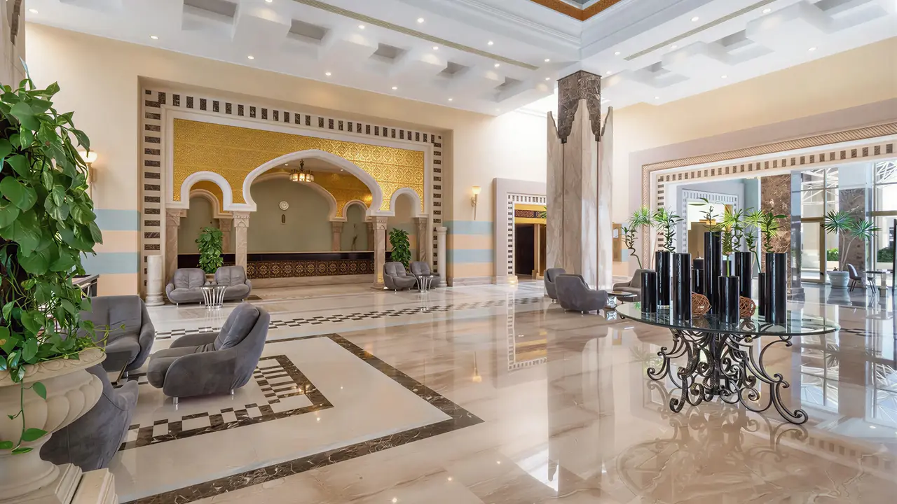 Eleganckie wnętrze lobby w Serenity Alpha Beach