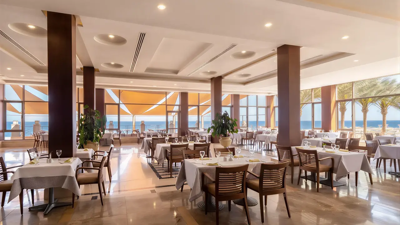 Elegancka restauracja w Serenity Alpha Beach z widokiem na morze