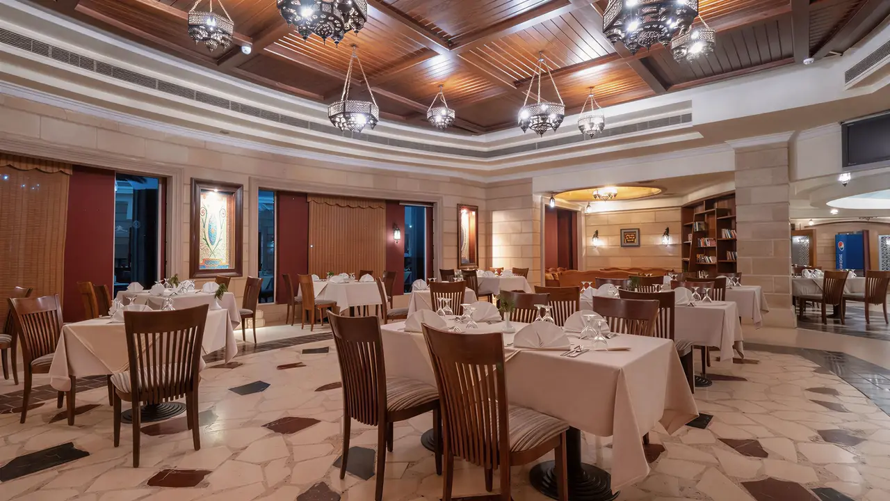 Elegancka restauracja w Serenity Alpha Beach z nakrytymi stołami