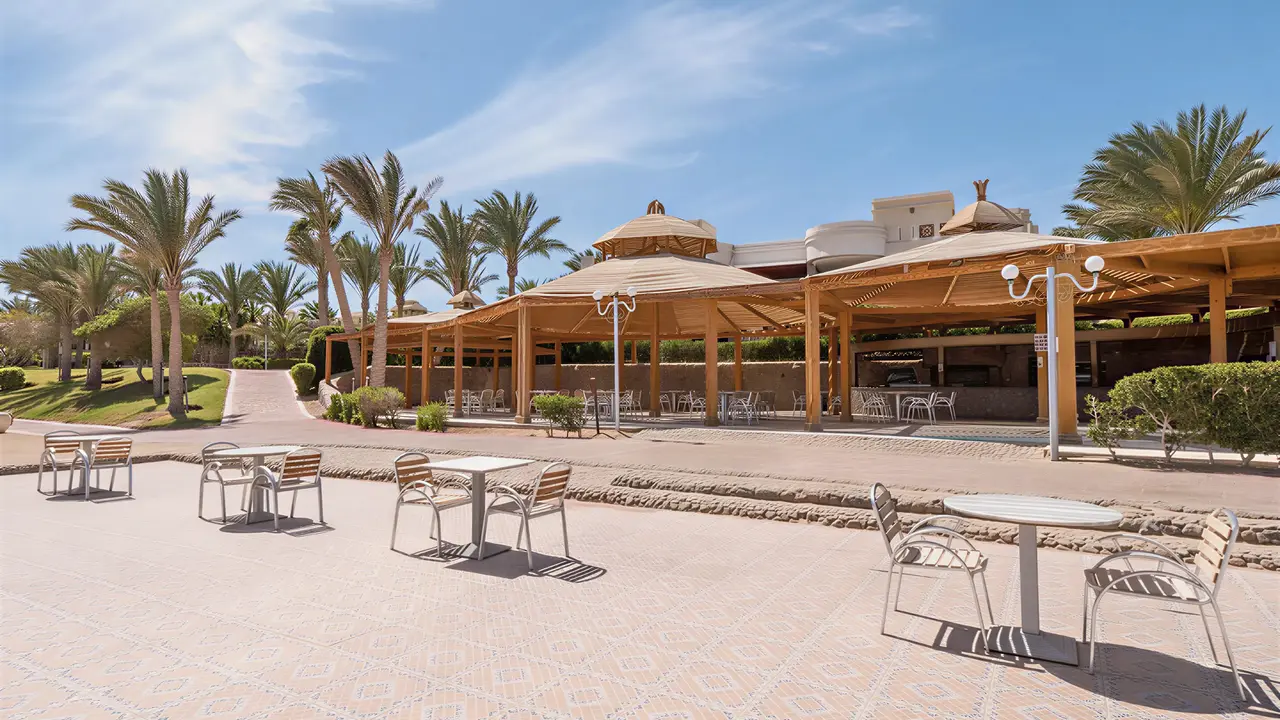 Taras z zestawami stołów i krzeseł Serenity Alpha Beach