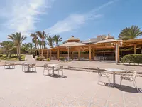 Taras z zestawami stołów i krzeseł Serenity Alpha Beach