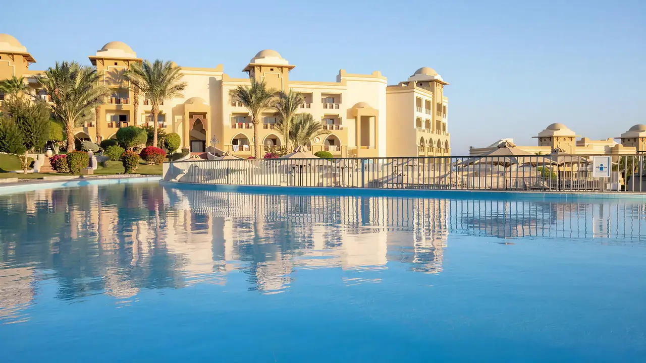 Basen w hotelu Serenity Alpha Beach